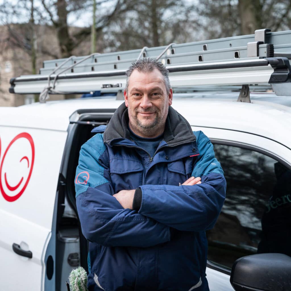 Een vakkundig team van schoonmaakbedrijf Waspik voert professionele reiniging uit in een zakelijke omgeving.