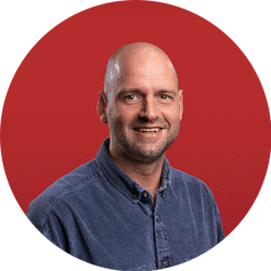 Vriendelijk team van Beercoo Schoonmaakgroep in werkomgeving.